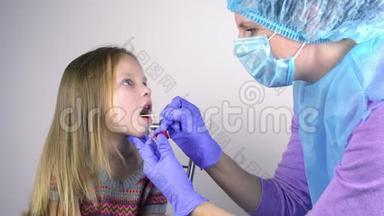 医生从一个小女孩的喉咙里分析。