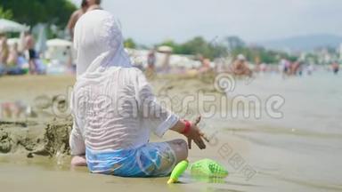 那个可爱的小男孩在<strong>海边玩沙子玩</strong>具。 孩子们在暑假在海滩度假。