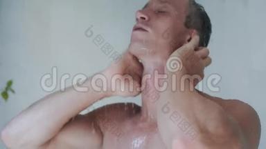 有魅力的男人的特写镜头在现代小屋里洗个清爽的淋浴