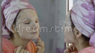 女人在浴室里戴化妆品面膜。 护肤水疗。 面膜