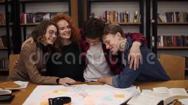 描绘了不同的朋友同学坐在大学图书馆的桌子上拥抱，拥抱对方。 已经准备好了