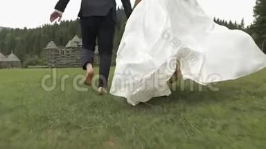 新郎和新娘一起跑。 从后面看。 新婚夫妇相爱