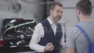 镜头在两个白种人的周围移动，站在汽车的背景下。 愤怒的客户和男车交谈