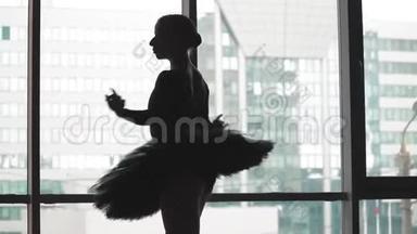以城市建筑为背景的芭蕾舞演员剪影芭蕾舞剧表演优美的动作