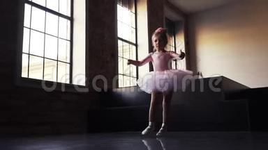 穿着粉色芭蕾舞裙的儿童芭蕾舞演员。 孩子们`芭蕾。 慢动作
