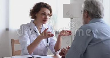 微笑的女医生提供保健建议握手的老年病人