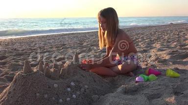 孩子在日落时在海滩上建造城堡，孩子在<strong>海边玩沙子</strong>，女孩在海上<strong>玩</strong>