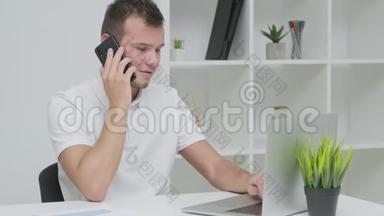 可靠的商人在公司办公室和一个客户通电话。