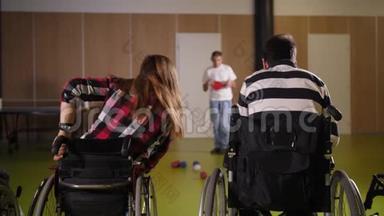 两名在游戏过程中坐轮椅的球童