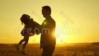 爸爸抱着他最喜欢的孩子转<strong>来</strong>转<strong>去</strong>。<strong>夏</strong>天，父亲在公园里和他的小女儿在阳光下跳舞