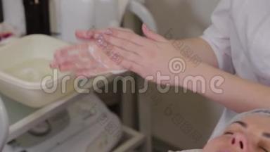 <strong>专业美容师</strong>在她的手上擦液体肥皂。