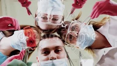 团队医疗专家用工具准备手术的面具