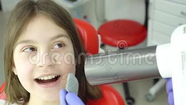 X光治疗<strong>牙齿</strong>。 <strong>龋齿</strong>的诊断。 牙科的现代技术。 儿童`牙科