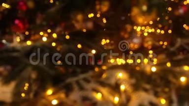 合上一盏圣诞树灯，夜光闪闪。 许多灯在枞树新年和圣诞树装饰。 美丽的C
