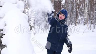 <strong>冬天</strong>，一个孩子在露天玩耍，扔雪。 积极的<strong>户外运动</strong>。