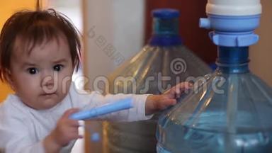 小女孩坐在尿布里，拿着一<strong>大</strong>瓶饮用水，微笑着给五个张开的手标志。