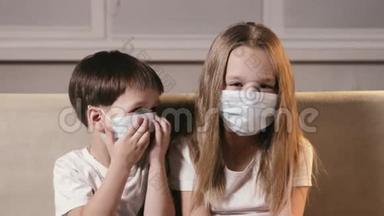 患病儿童兄妹坐在医院里戴着医用口罩，冠状病毒的概念