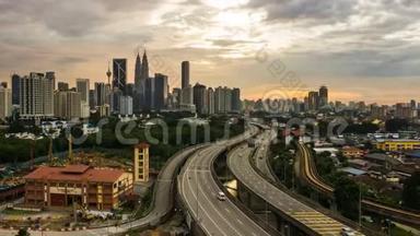 4K影机在色彩斑斓的日落中，放大吉隆坡城市天际线的时间推移。