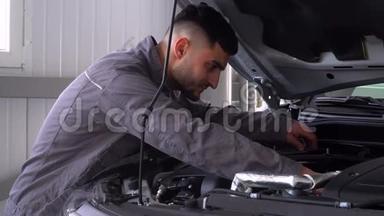 在<strong>汽车</strong>修理厂修理<strong>汽车</strong>的专业技工. <strong>汽车</strong>服务、维修和保养