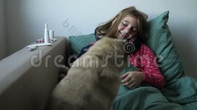 生病的<strong>小美</strong>丽的女孩带着围巾和她的狗在床上。 女孩身边有药品：喷鼻剂