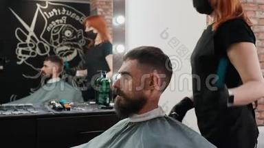 理发店里有胡子的人在椅子上理发。 理发店里用剪刀剪头发的女人