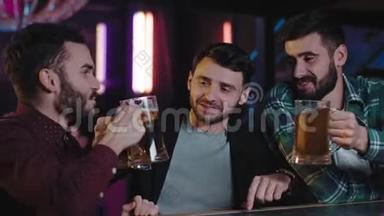 在<strong>酒吧</strong>里，三个男人在<strong>酒吧</strong>里微笑着喝着大玻璃杯中的啤酒，他们享受着<strong>气氛</strong>和<strong>气氛</strong>