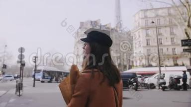 镜头跟随美丽的快乐<strong>美食博主</strong>女人走在巴黎大街上，带着购物袋慢动作。
