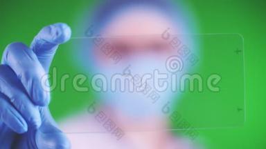 绿色背景。 特写镜头，医生戴着医疗帽口罩，蓝色医疗手套，拿着玻璃卡，点击