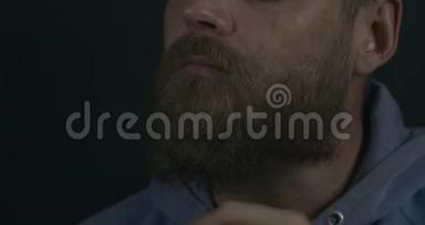 大胡子的人用<strong>木梳</strong>梳理他的胡子和胡子。 电影4K录像