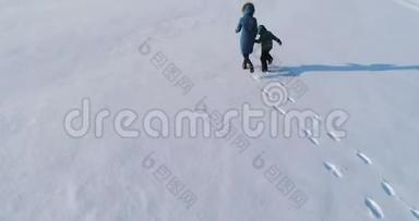 家人一起散步和玩耍。冬天，母子俩手牵手地在雪地里奔跑。后面