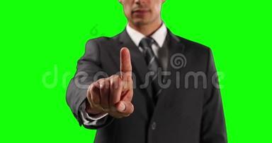 一名白人男子用绿色屏幕触摸屏幕