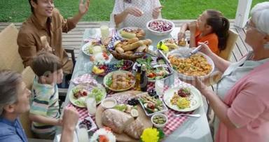 一家人夏天一起在外面吃饭