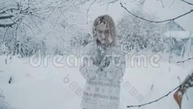 戴着眼镜、穿着毛衣、戴着手套的女孩站在冬天降雪下的街道上