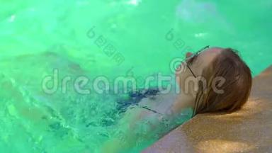 一位年轻女子在热带度假胜地，有<strong>温泉</strong>、瀑布和<strong>游</strong>泳池，有热水