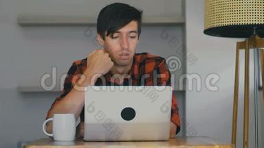 无聊的年轻人<strong>上网聊天</strong>。 疲惫的自由职业者在家里用笔记本电脑工作。