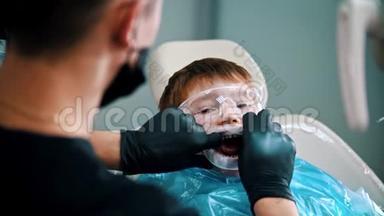 一个正在做牙齿的小男孩-戴上<strong>开口</strong>器