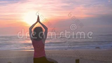 女人在沙滩上练习<strong>瑜伽</strong>，美丽的夏<strong>日日</strong>落