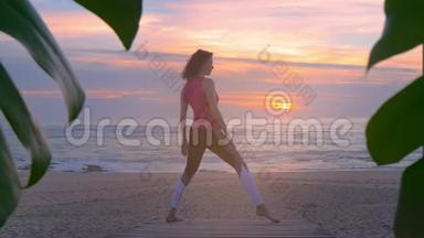 女人在海边的木制走道上做<strong>瑜伽</strong>，美丽的夏<strong>日日</strong>落