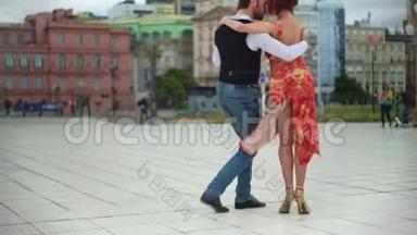 两位迷人的探戈舞者在布宜诺斯艾利斯市的广场上表演舞蹈