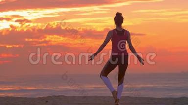 女人在沙滩上练习瑜伽，夏日日落