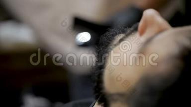 理发店的理发店里，一个理发店的女理发师用修剪过的头发剪短的胡须客户