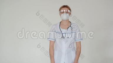 护士女孩自信地把手叠在肚子上，对着镜头微笑。 穿着白色制服的女医生