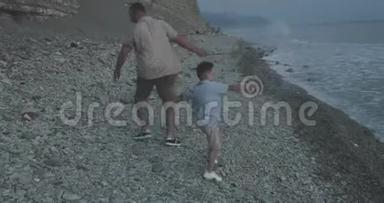 父亲和儿子在鹅卵石滩上<strong>放鞭炮</strong>