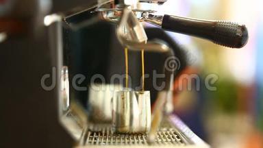 咖啡师从咖啡机里倒咖啡