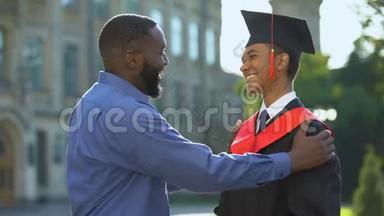 非裔美国人父亲对儿子<strong>大学毕业</strong>感到高兴，成就
