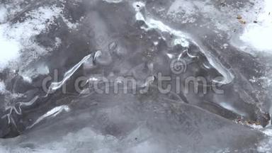 冰冻的河流和冰雕