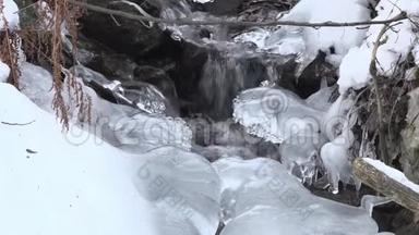 冰冻的河流和<strong>冰雕</strong>