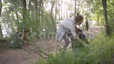 在夏季，妇女在森林中收集废物，自愿开展关爱大自然的<strong>环保</strong>运动