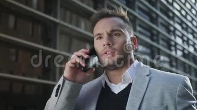 商人在街上用手机说话。 行政部门对智能手机的争论