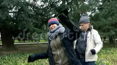 一对无家可归的男人和一个女人正在城市公园跳舞。 幽默幽默